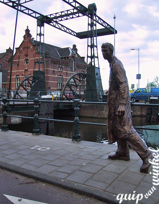 'Drie Figuren Op Straat' 2001 van Peter Erftemeijer (blokkeren het trottoir)